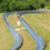 Abfahrt auf der Sommerrodelbahn
