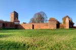 Alte Bischofsburg mit Stadtmauer
