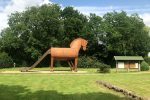 Trojanisches Pferd auf dem Spielplatz
